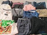 une pile de vêtements sur un lit