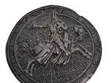 une image représentant une pièce de bronze sur laquelle figure un homme à cheval