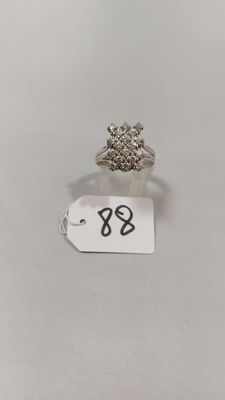 une bague en argent surmontée d'un petit diamant