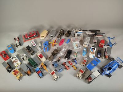 un grand nombre de voitures et de camions jouets qui se trouvent sur la table