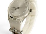 une montre montée sur un bracelet blanc