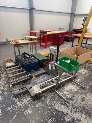 plusieurs boîtes sur une palette dans un entrepôt