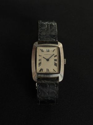 gros plan d'une montre avec des chiffres romains sur le cadran