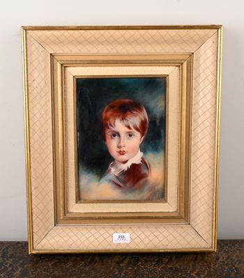 une peinture à l'huile représentant un jeune garçon en chemise rouge