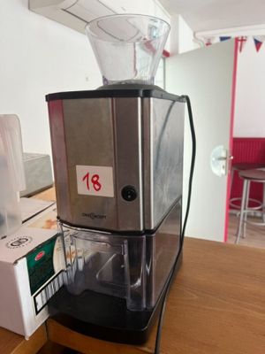un moulin à café posé sur une table en bois