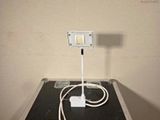 une table sur laquelle se trouvent un ordinateur portable et un chargeur