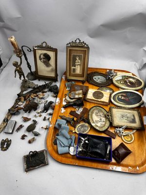 un plateau sur lequel sont disposés de nombreux objets anciens