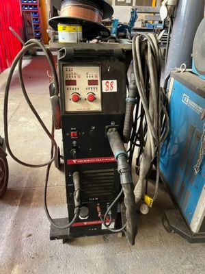 a machine that is sitting on the floor in the garage