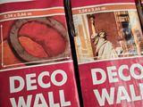 trois boîtes de peinture décorative pour murs posées sur une étagère dans un magasin