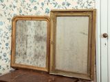 deux miroirs posés sur une table devant un mur