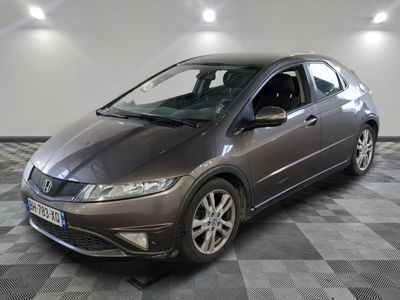une photo d'une Honda Civic dans un showroom