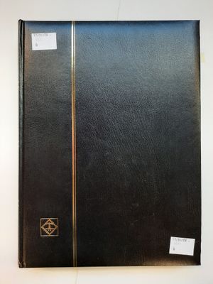 un vieux livre à la couverture noire posé sur une table