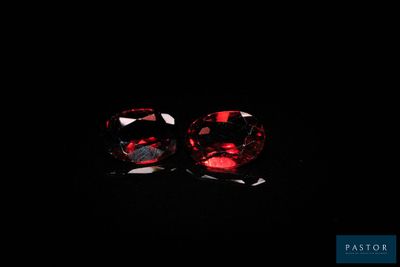 une paire de saphirs rouges sur fond noir