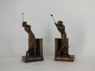 paire de serre-livres anciens en bronze représentant des golfeurs