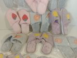 de nombreuses paires de chaussons qui traînent par terre