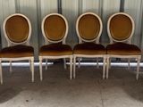 quatre chaises à l'assise garnie de jaune dans une pièce