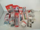 de nombreux types de matériel et d'outils sur la table