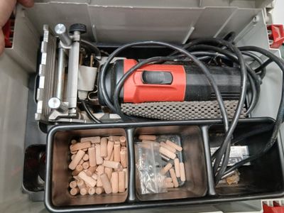 une boîte contenant des morceaux de bois