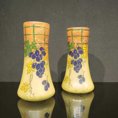 deux vases posés sur une table