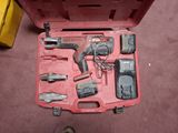 une caisse à outils rouge avec des outils sur le sol