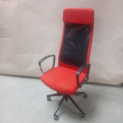 une chaise de bureau rouge avec une assise en cuir noir