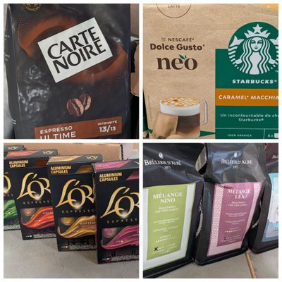 Plusieurs types de paquets de café sont exposés dans un magasin