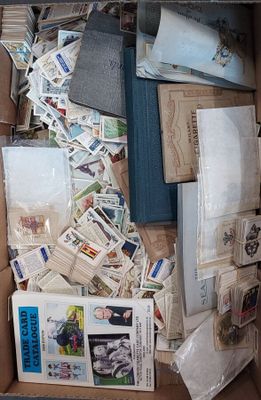 une boîte remplie de timbres et d'autres objets