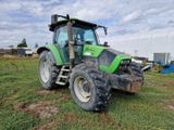 un tracteur vert garé dans l'herbe