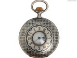 une montre de poche en argent avec des chiffres romains