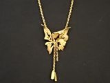 gros plan d'un collier sur un mannequin mannequin mannequin mannequin mannequin mannequin mannequin mannequin mannequin