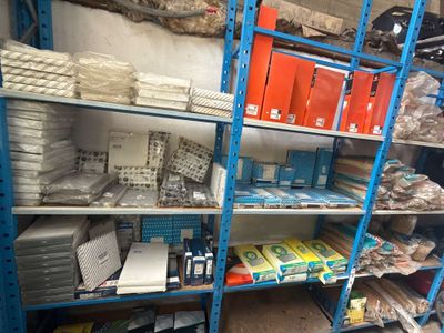 de nombreux rayons remplis d'articles variés dans un magasin