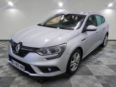 la voiture blanche est garée sur le sol à carreaux d'un garage