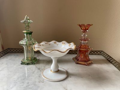 deux vases posés sur une table l'un à côté de l'autre