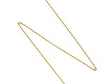 une paire de boucles d'oreilles plaquées or sur fond blanc