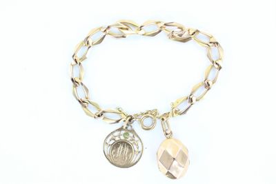 bracelet orné de deux breloques et d'une pièce, sur fond blanc