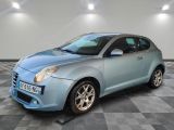 la photo d'une petite voiture bleue garée dans un garage