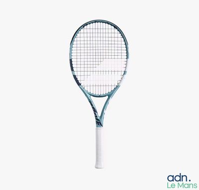 une raquette de tennis posée sur une surface blanche