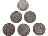 six types différents de pièces d'argent sur fond blanc