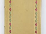 un vieux livre jaune dont la couverture est ornée d'un motif rose et vert