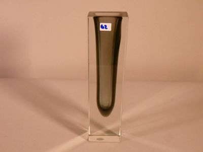 une image représentant un vase en verre sur lequel figure un numéro