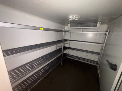 une pièce équipée d'étagères et d'un ventilateur de plafond