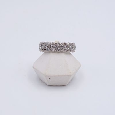 une image d'une bague en diamant sur fond blanc