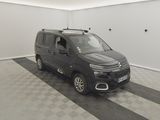 La petite camionnette est garée dans le garage, sur un sol à damier.
