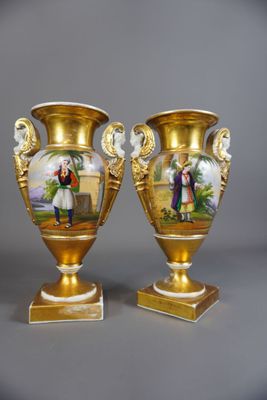 une paire de vases en or ornés d'une peinture représentant un homme et une femme