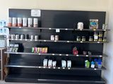 un magasin dont les murs sont recouverts de rayons remplis de produits alimentaires et de boissons