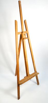 un chevalet en bois muni d'une poignée en bois, sur fond blanc