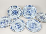six assiettes bleues et blanches ornées de motifs floraux sur fond blanc