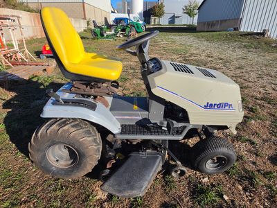 une tondeuse à gazon qui reste dans l'herbe