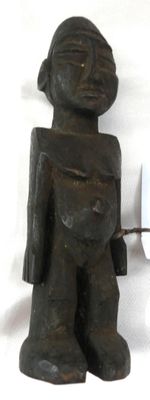 une statue représentant un homme tenant un couteau à la main