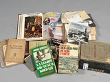 une pile de livres posée sur une table